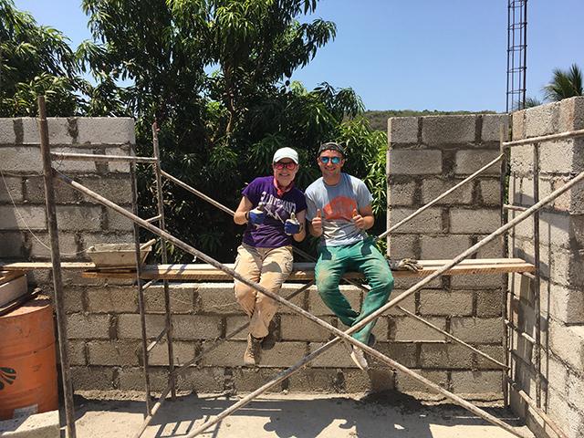 Mexico builders on scaffolding